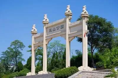公园位于大渡口新城,规划占地近1057亩,与陈庹路,双山路,九龙坡华岩镇