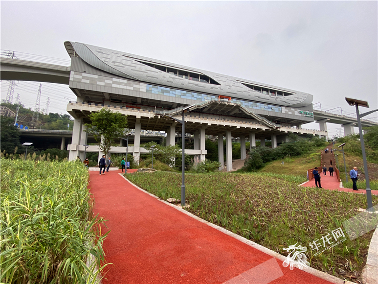 步道直通刘家坪站,提升市民出行便捷性.