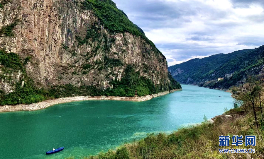 蜿蜒绵长的乌江和两岸陡峭的山峰造就了乌江画廊最迷人的模样,碧绿