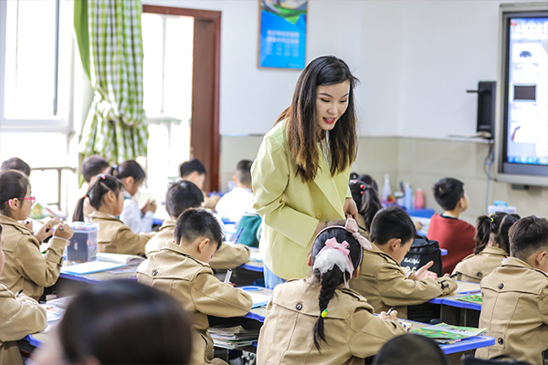 课后服务老师为学生上兴趣活动课.