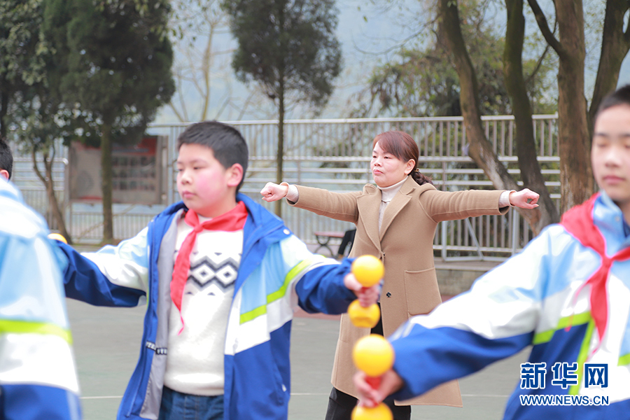 陶开琴开玩笑地表示,在乡村小学,小学老师就是"万金油.