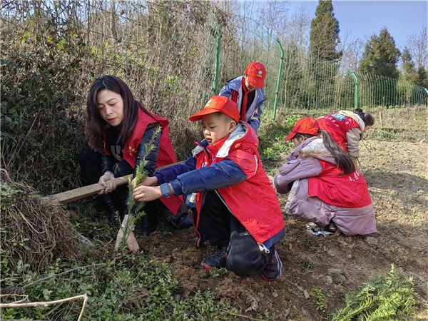 黔江新时代文明实践志愿者开展义务植树活动