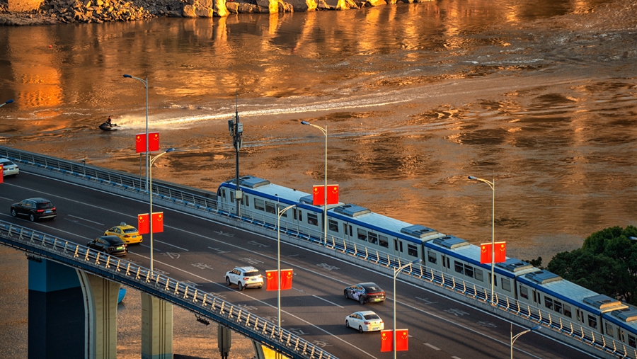 第二届轨道交通摄影大赛优秀奖《夕阳下的中国红》