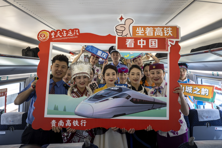 重庆铁路警方护航贵南高铁全线贯通运营