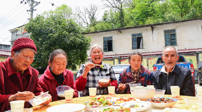 重庆酉阳：高山乡村里的“老年食堂”