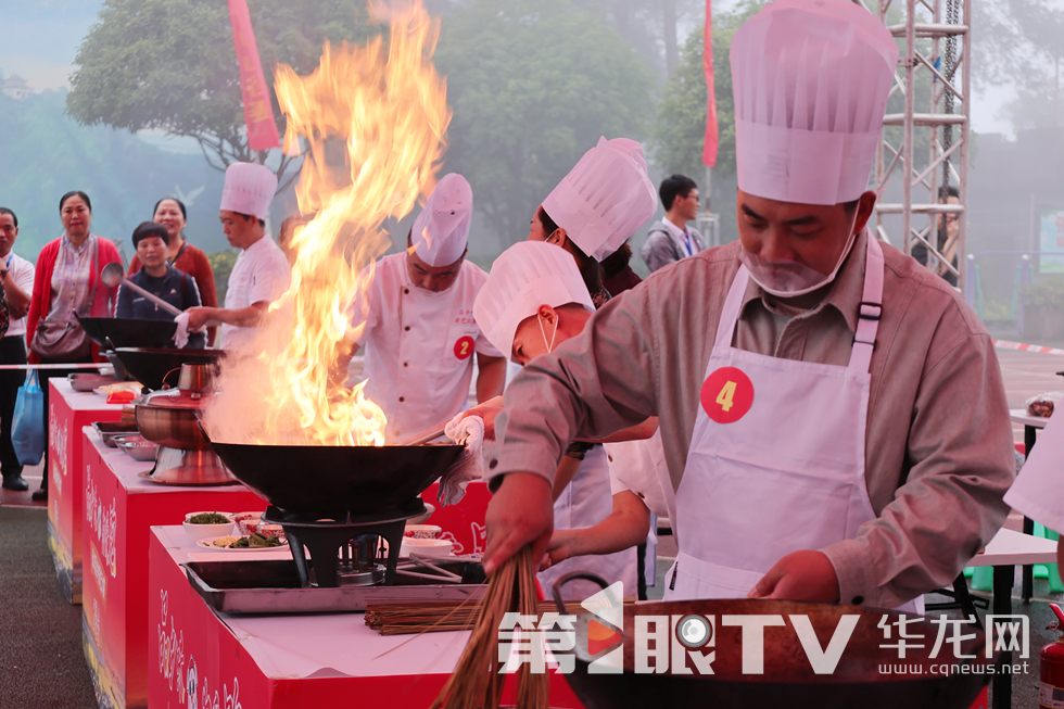 10月17日，永川区“品乡味·为爱跑”乡村厨艺大赛在何埂镇石笋山举行。第1眼TV-华龙网记者 张颖绿荞 摄