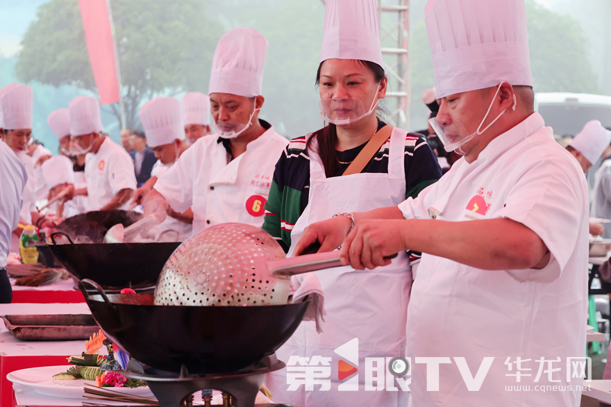 来自永川区、江津区共21支代表队同台竞技，进行厨艺比拼。第1眼TV-华龙网记者 张颖绿荞 摄