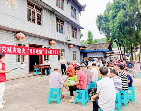 崇龛镇召开森林防火院坝会。
