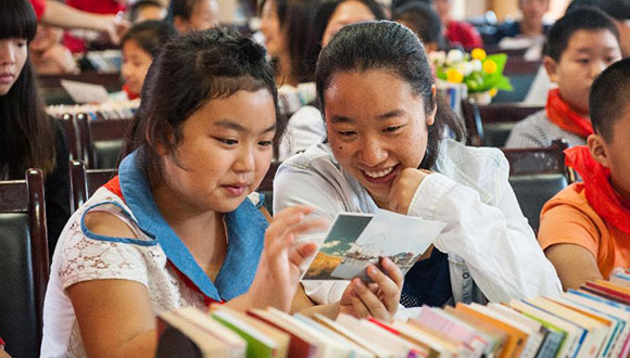 重庆大学生志愿者帮助留守儿童圆梦