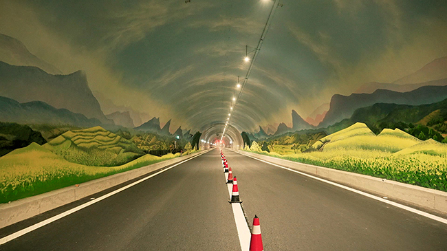 重庆这条高速公路隧道 藏着大巴山的四季