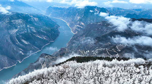 带你看风景| 雪落三峡 山河如画