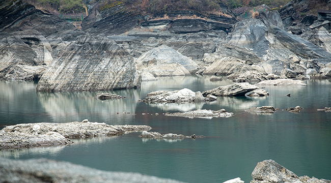 重庆小南海水位下降 大量地震滚石浮出湖面